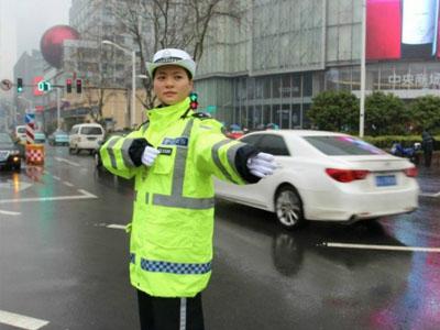 穿警察雨衣参加丧事，一场特殊的仪式
