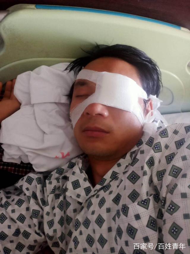 盲人眼球缺失办卡遭遇，社会关注与反思