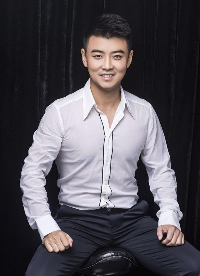 马龙一家四口观战CBA总决赛，热血篮球与家庭的共鸣