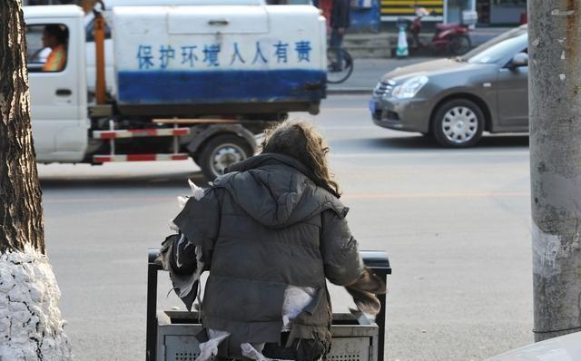 男子故意将孩子遗弃在地铁站，道德与人性的严峻考验
