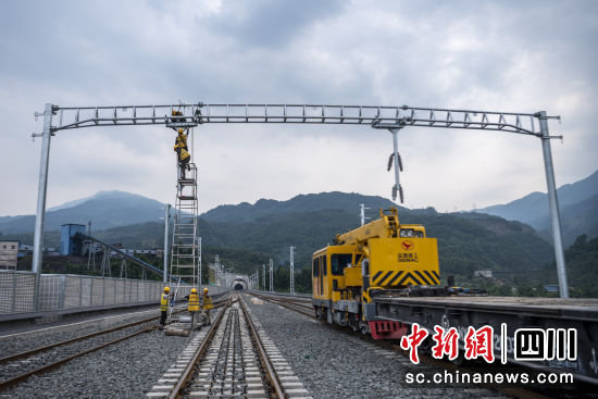 铁路安全升级，十余人性命警钟敲响，防护网开始安装