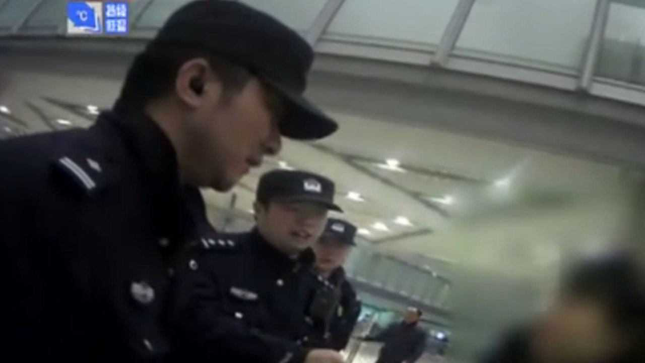 女子错过航班大闹机场，秩序未受影响，理解与包容更显重要