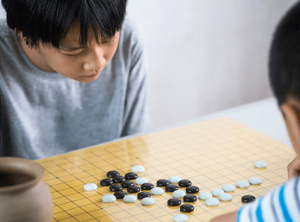 围棋少年跳楼身亡，其父在村内风评差引发的深思