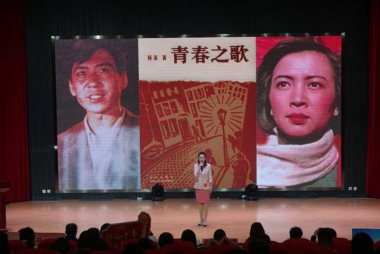 高管与女员工接吻被辞索赔百万，事件深度解析