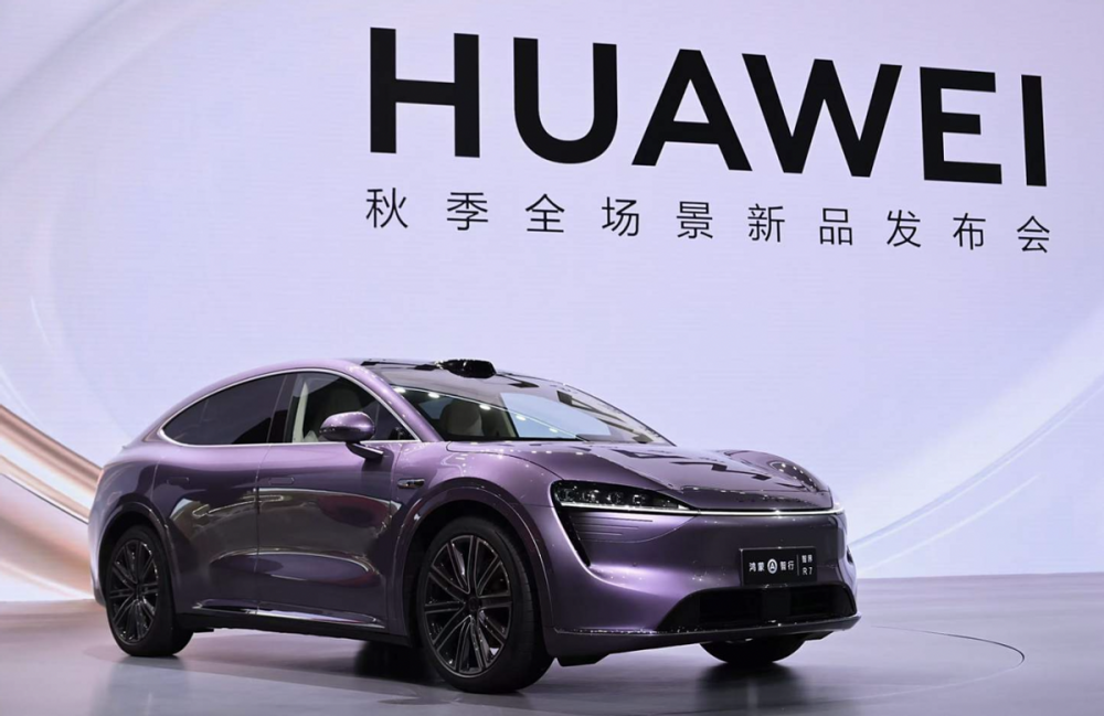 小米YU7、Model Y与智界R7后排对比，舒适度与实用性的全方位解析