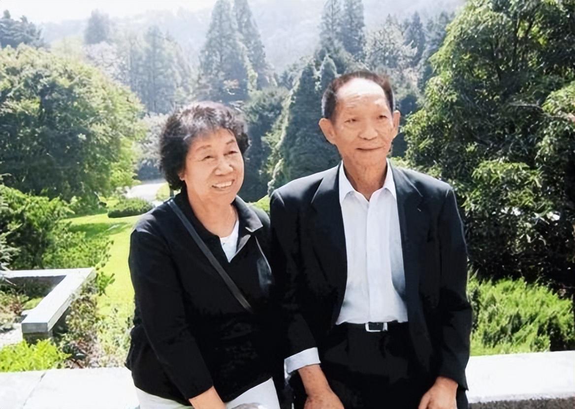 袁隆平与夫人合影，时光见证的金色情缘