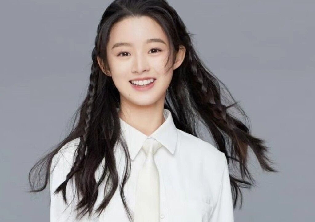 天价耳环女星黄杨钿甜父亲被调查，背后的故事与舆论风波