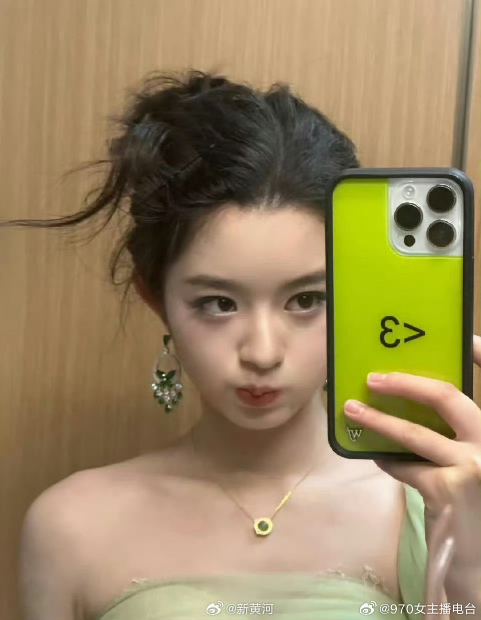 天价耳环女星黄杨钿甜父亲被调查，背后的故事与舆论风波