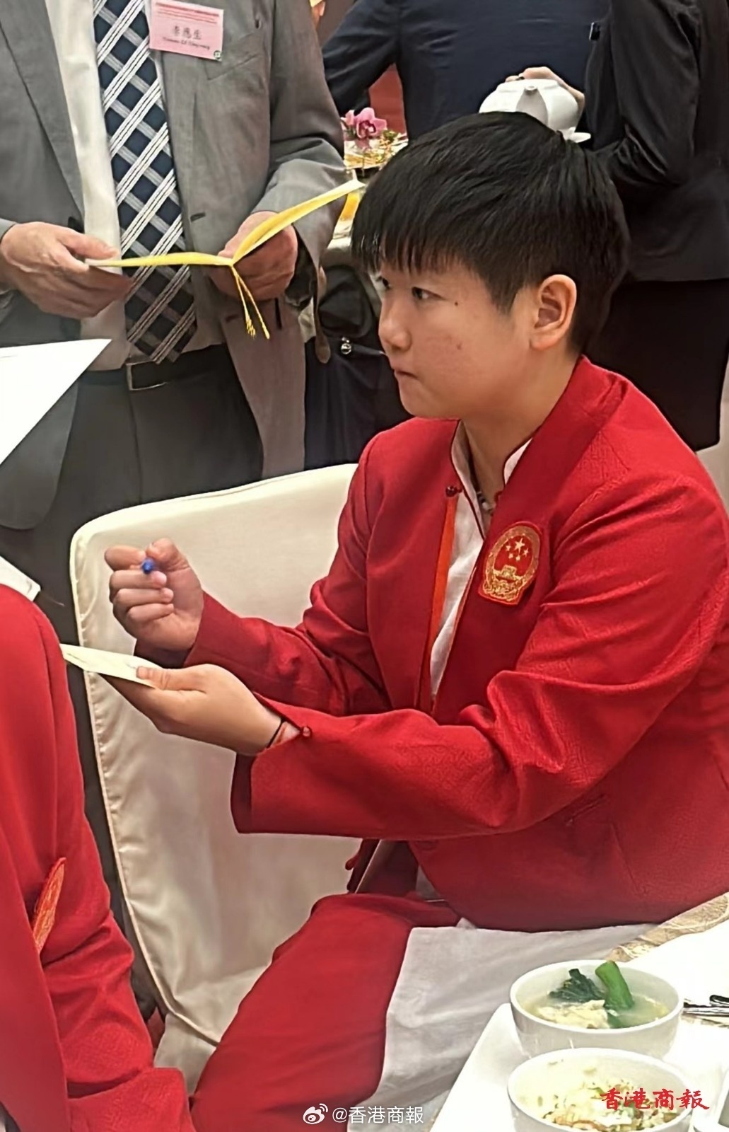 孙颖莎迅速反应，制止工作人员意外触碰餐盘