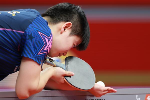 孙颖莎连扛男对手三板倒地爆冲——国乒女将的震撼表现