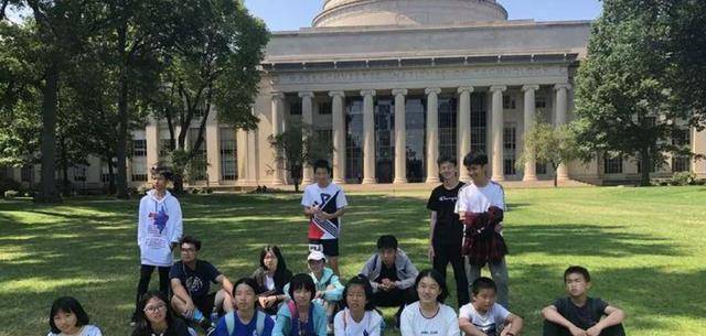 哈佛大学留学生回国，精英归来，共创未来