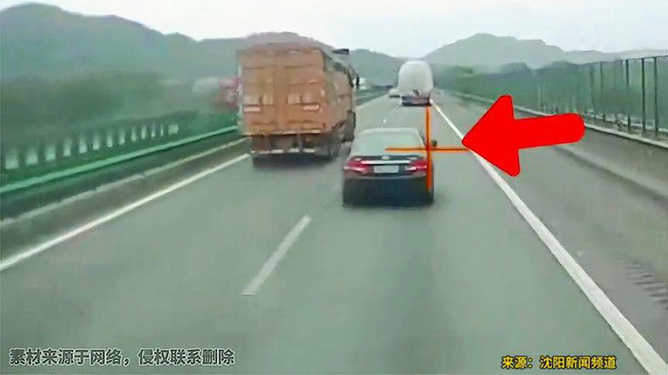 高速上演刀片超车两车瞬间报废，危险的竞速行为