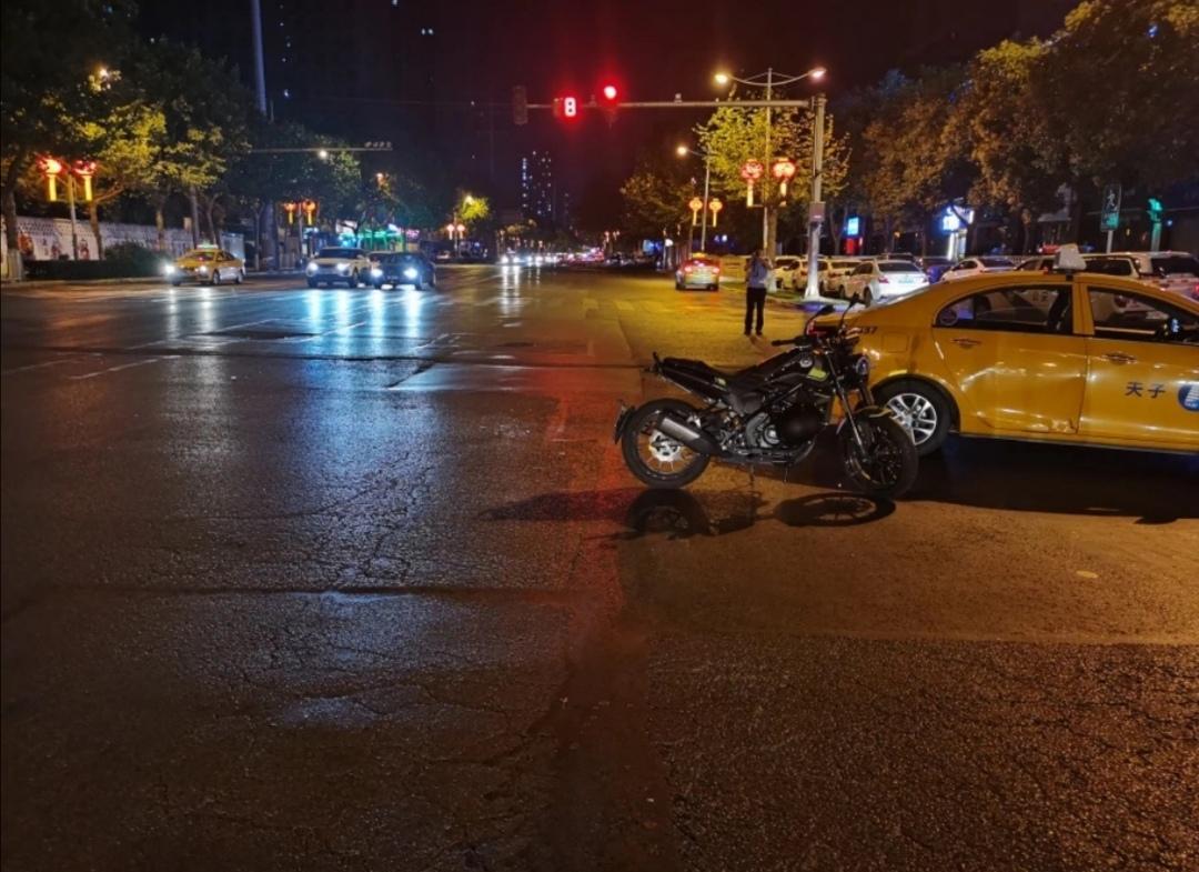 男子骑摩托车过路口时与轿车相撞视频，事故背后的警示与反思