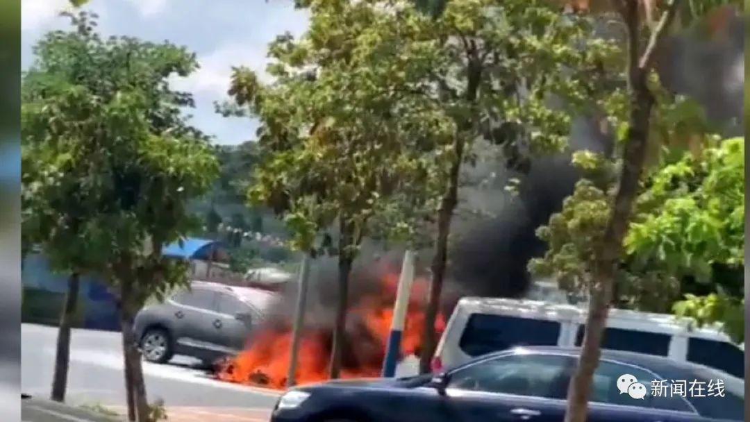 男子骑摩托车过路口时与轿车相撞视频，事故背后的警示与反思