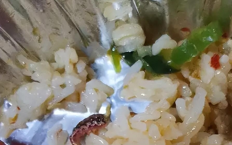 学校食堂绞肉机惊现活蛆，校长被停职事件深度解析