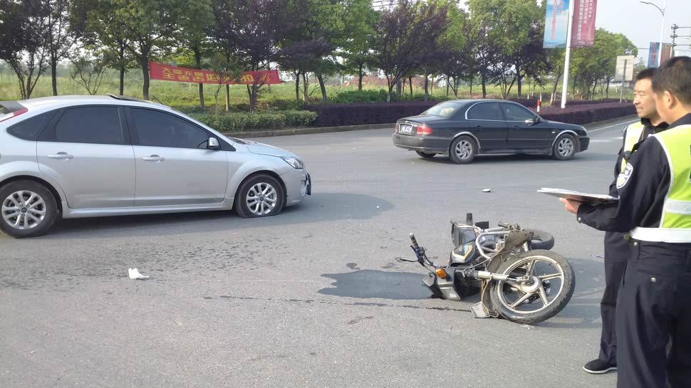 摩托车行驶遭遇突发，横穿马路的人