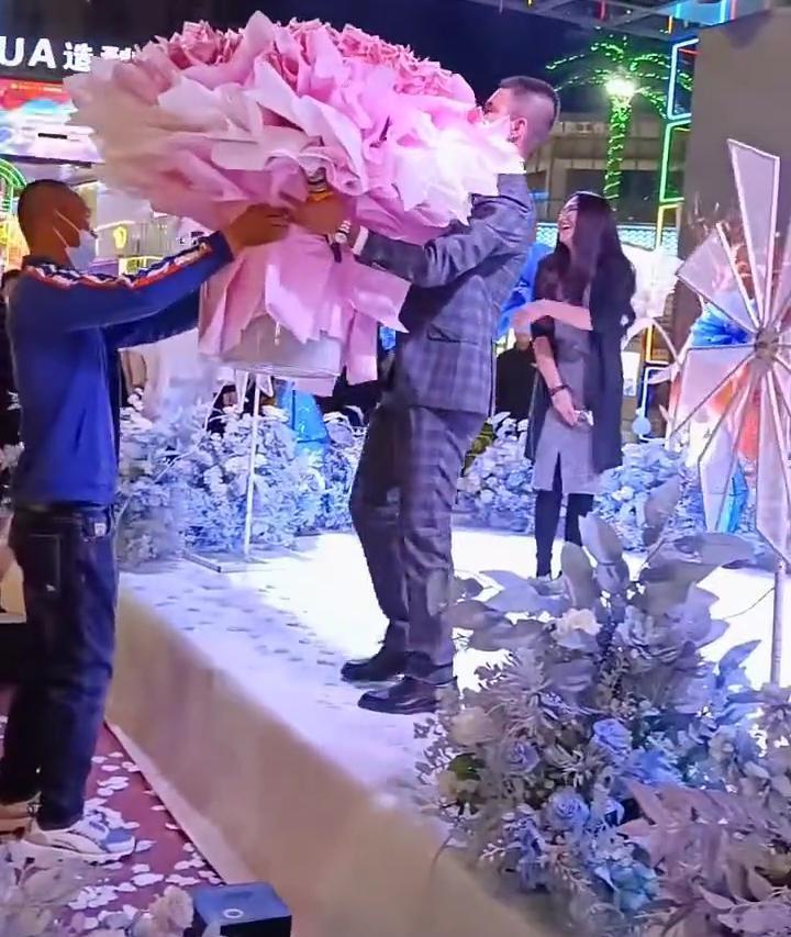 抢手捧花求婚，跪错人？这戏剧化的瞬间