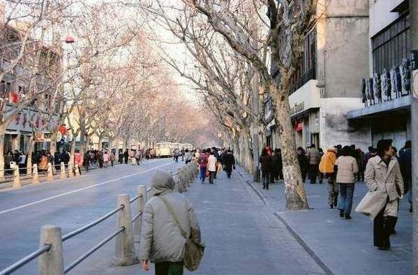 2002年上海街头，繁华背后的故事与风情