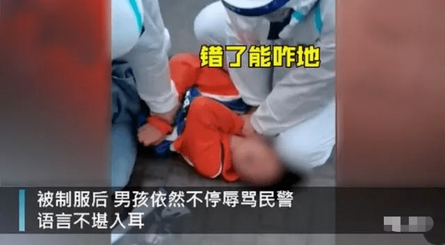 女生失踪引发混乱，父亲咬伤踢伤三名民警引发社会热议