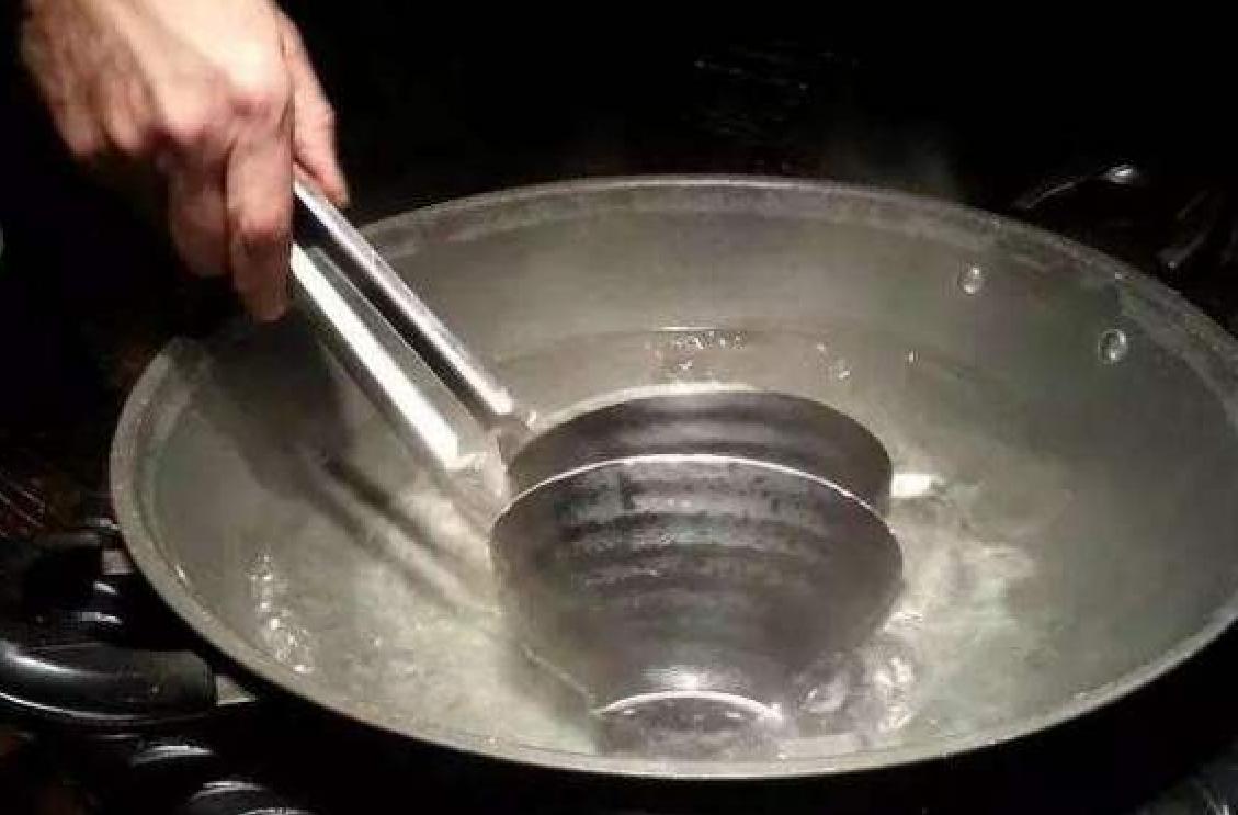 教授言论引发争议，广东人用开水烫碗被称恶心现象