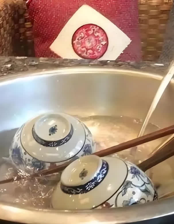 教授言论引发争议，广东人用开水烫碗被称恶心现象