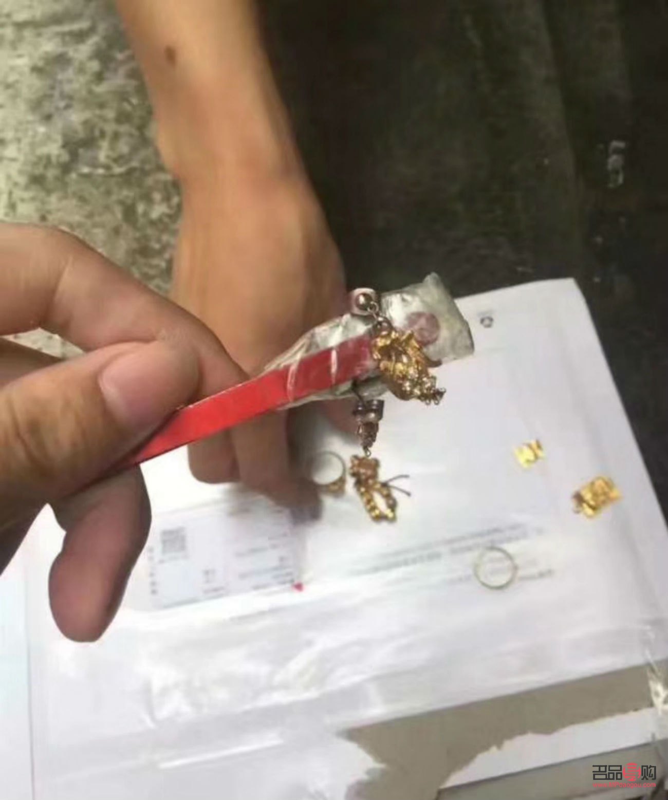 黄金当垃圾扔了警察管吗？揭秘背后的真相与应对之策