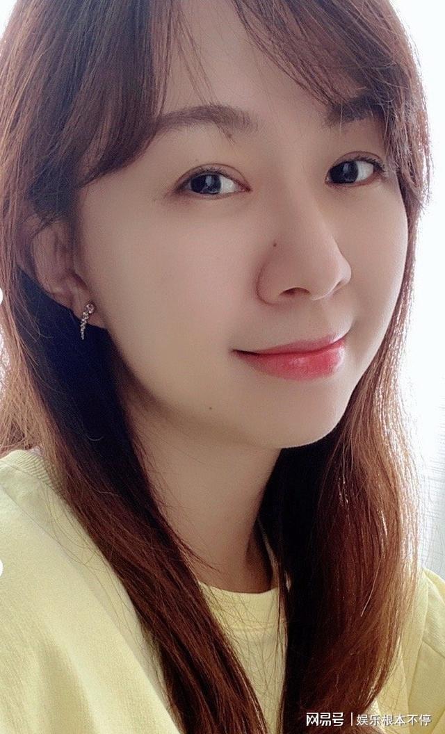 林志玲五十风华正茂，红裙倩影惊艳芭莎之夜