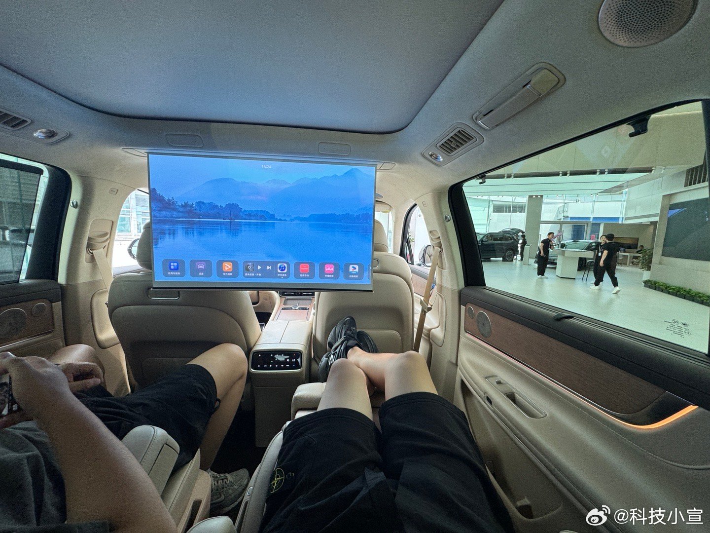 汪涵深度体验问界M9，五座零重力座椅的极致舒适之旅