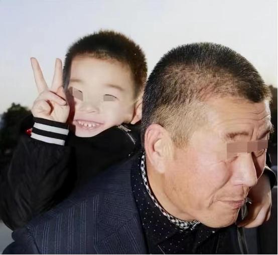 孙子比儿子大两岁，两代人的时光交错