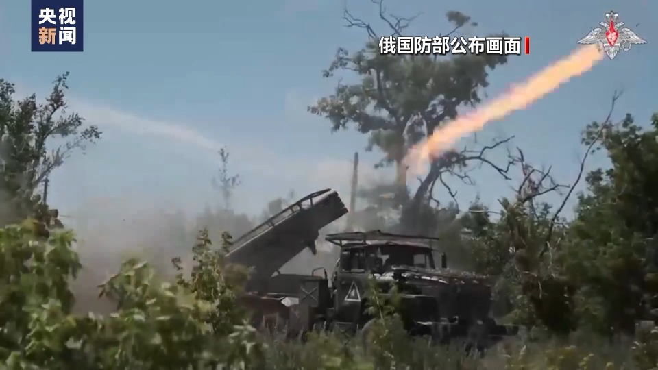 俄向乌指挥所投下巨弹，瞬间夷平，震撼全球