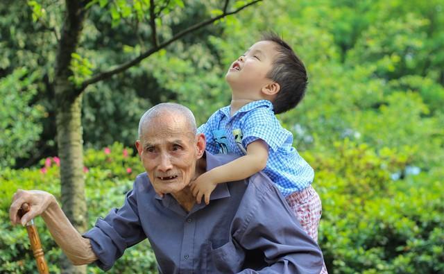 孙子比儿子年龄大，这样的家庭现象在现代社会已经屡见不鲜。随着时代的变迁，人们的生育观念逐渐多元化，家庭结构也因此变得更加丰富多彩。下面，我将从不同角度探讨这一现象，并分享一些个人的看法。