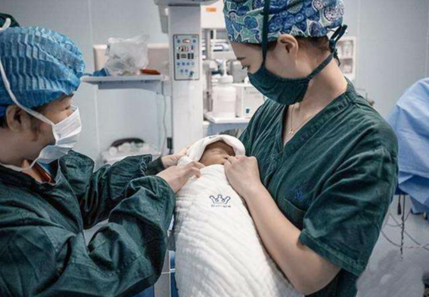 48岁再婚女子惊艳时光，超快顺产15分钟诞生新生命