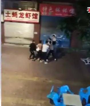 多人在停车场围殴未成年人事件曝光，官方严肃处理