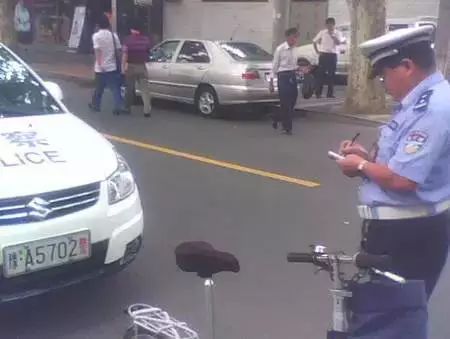 交警执法现场遭遇尴尬，警车违停贴罚单时引热议