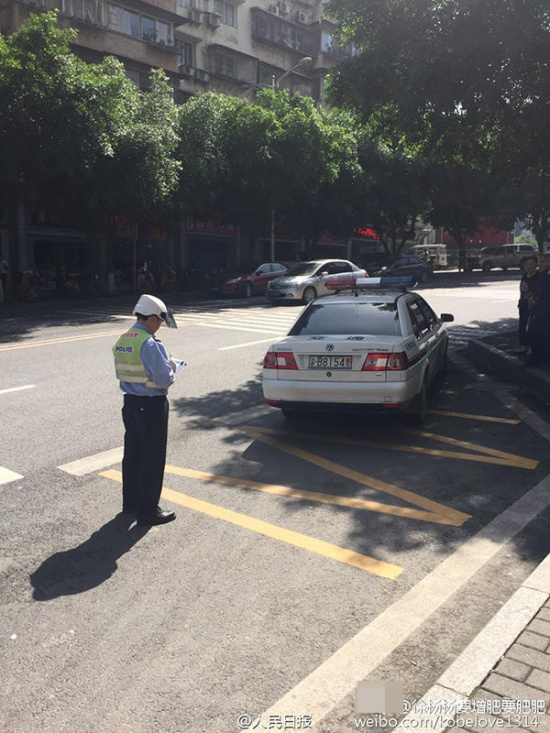 交警执法现场遭遇尴尬，警车违停贴罚单时引热议