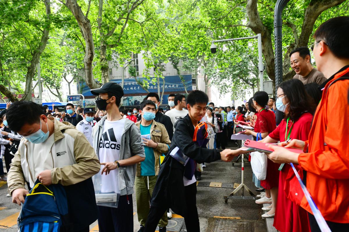 清华学霸凡尔赛式送考现象深度解析