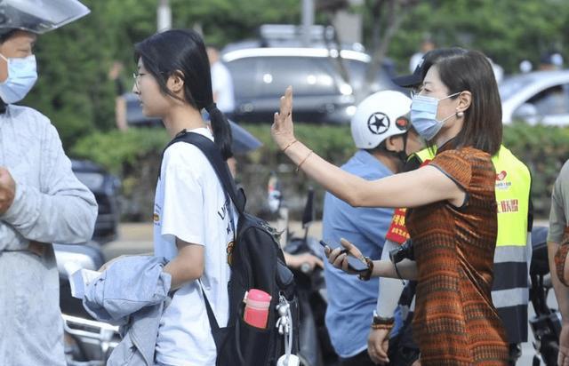 清华学霸凡尔赛式送考现象深度解析