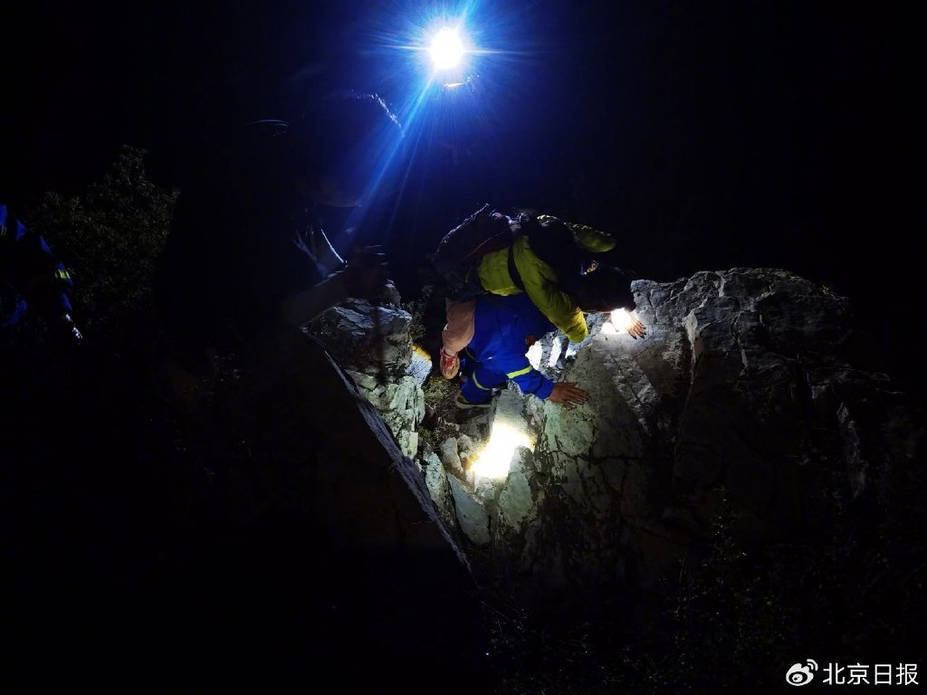教授雨夜爬山坠崖的奇迹之旅