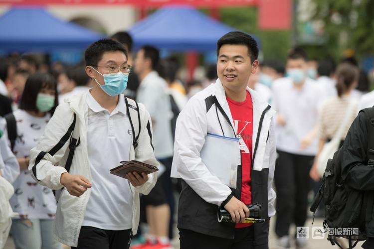 第一个走出考场的高考生，勇敢追梦的启示