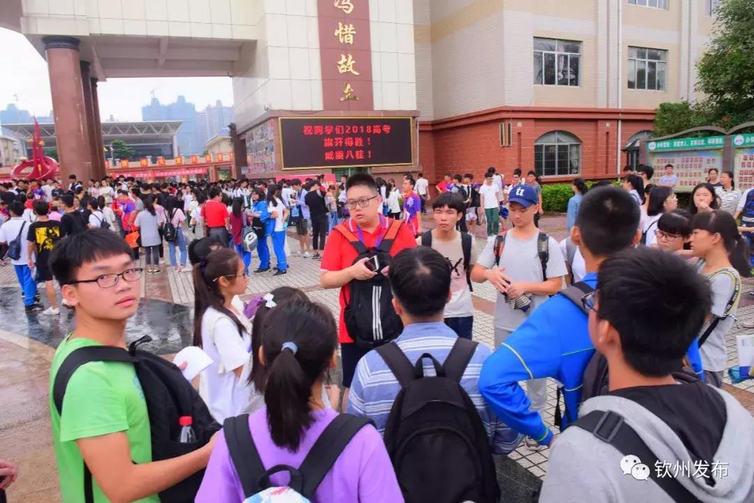 为看考生爬学校护栏，一场关于期待与紧张的视觉盛宴