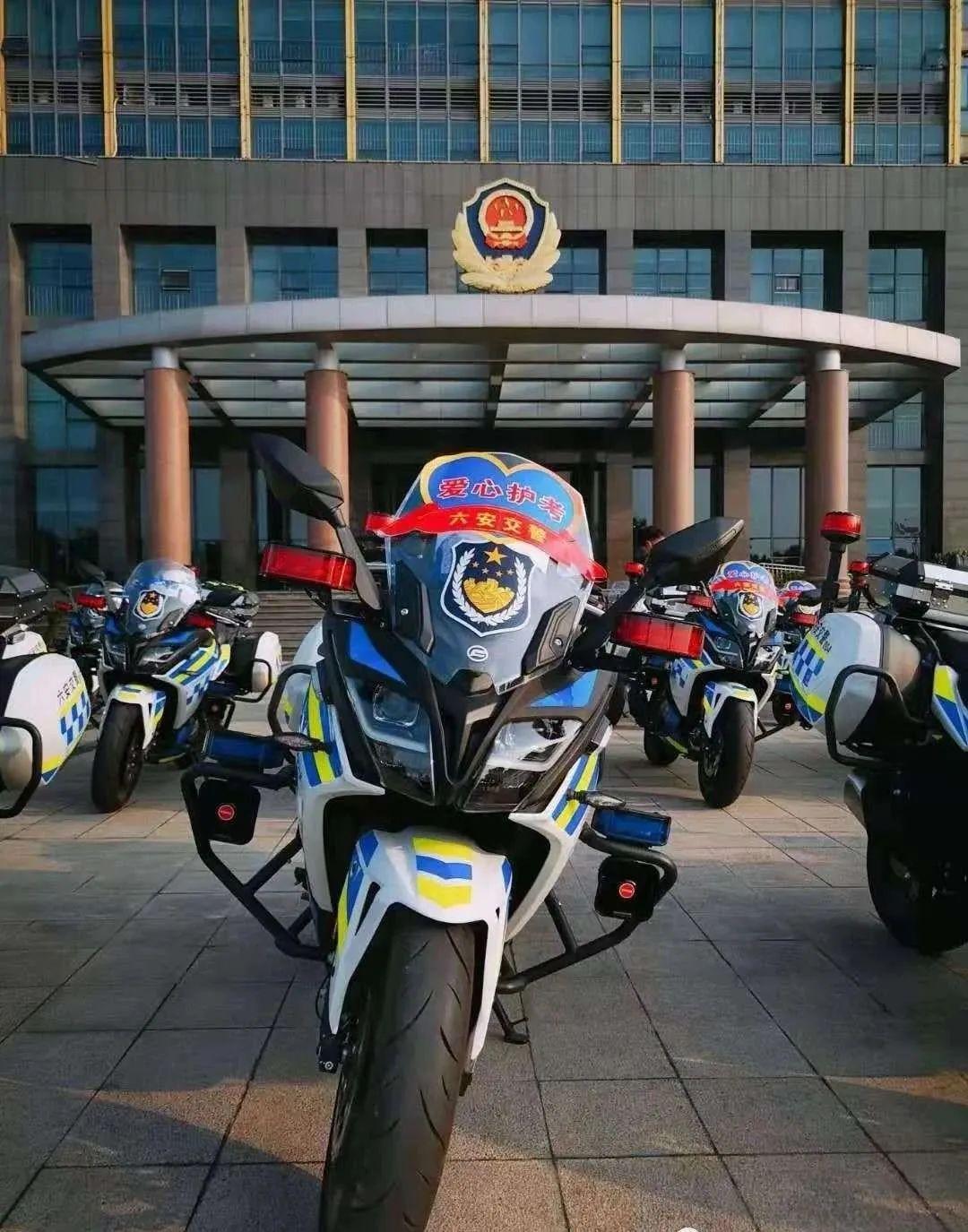 为看考生爬学校护栏，一场关于期待与紧张的视觉盛宴