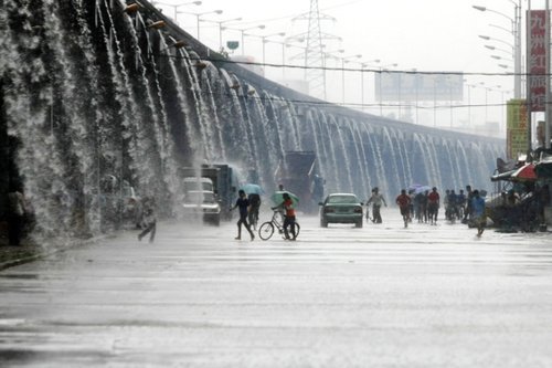 长沙暴雨下的城市挑战，楼梯成瀑布，积水没过轮胎