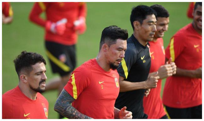 国足在重庆进行首次公开训练，点燃球迷热情，期待新篇章
