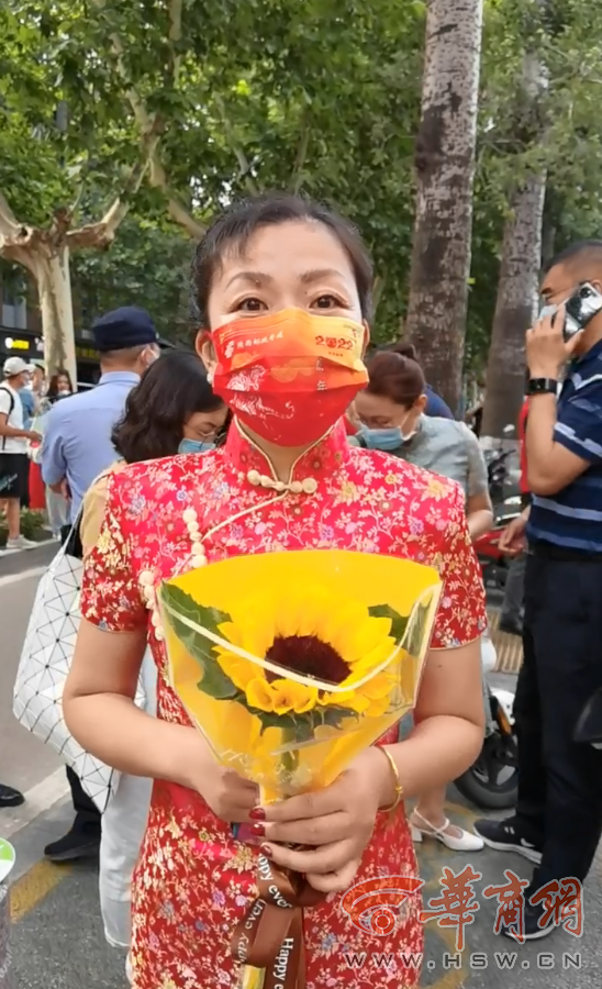 高考家长穿旗袍拿向日葵的含义解读