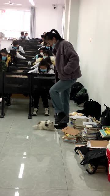 关于所有监考女老师不允许穿高跟鞋的规定，其背后深意与影响
