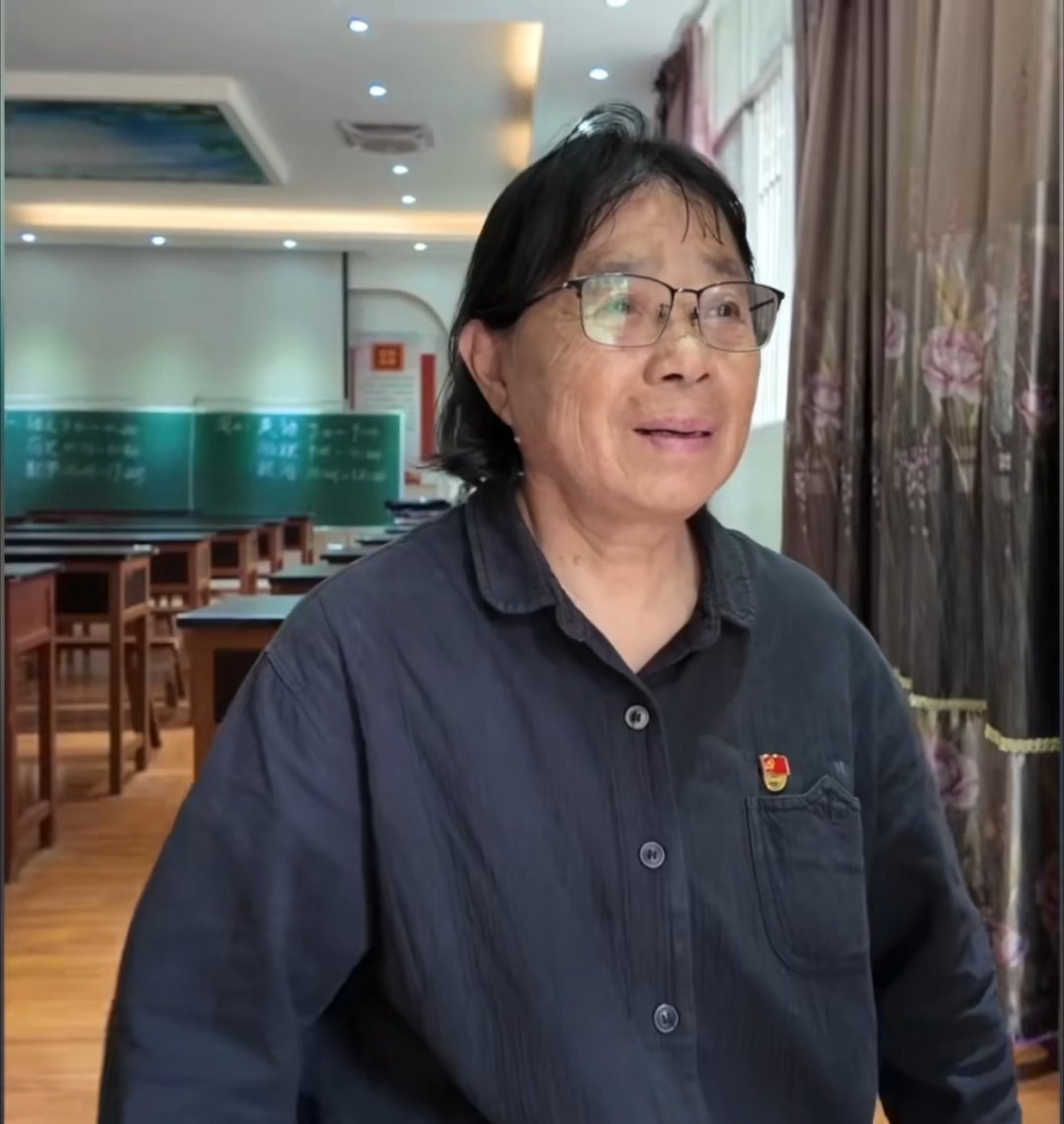 高考后张桂梅又一次躲到门后，关于坚持与奉献的故事