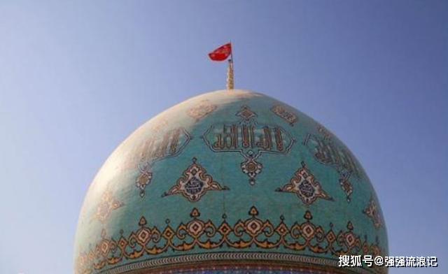 伊朗贾姆卡兰清真寺升起复仇红旗，历史、宗教与冲突的交织