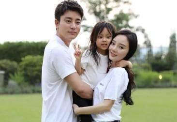 李小璐、贾乃亮携甜馨海边游玩，一家人的幸福时光