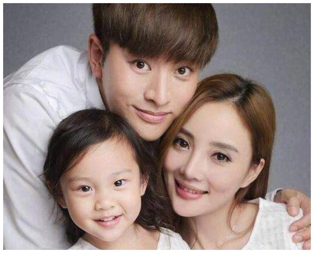 现在李小璐、贾乃亮和甜馨一家三口怎么样了？