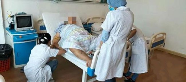 女子被抽血，探究医疗过程与个人经历的交织